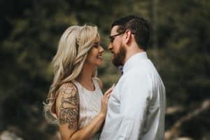 Pareja feliz, mujer sonriendo